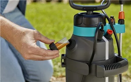 Bình tưới cây áp suất 5 lít chạy pin Gardena 11136-20 - Ảnh 3