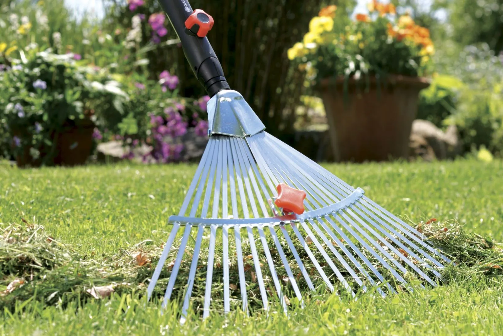 Đầu cào lá điều chỉnh 30-50 cm Gardena 03103-20
