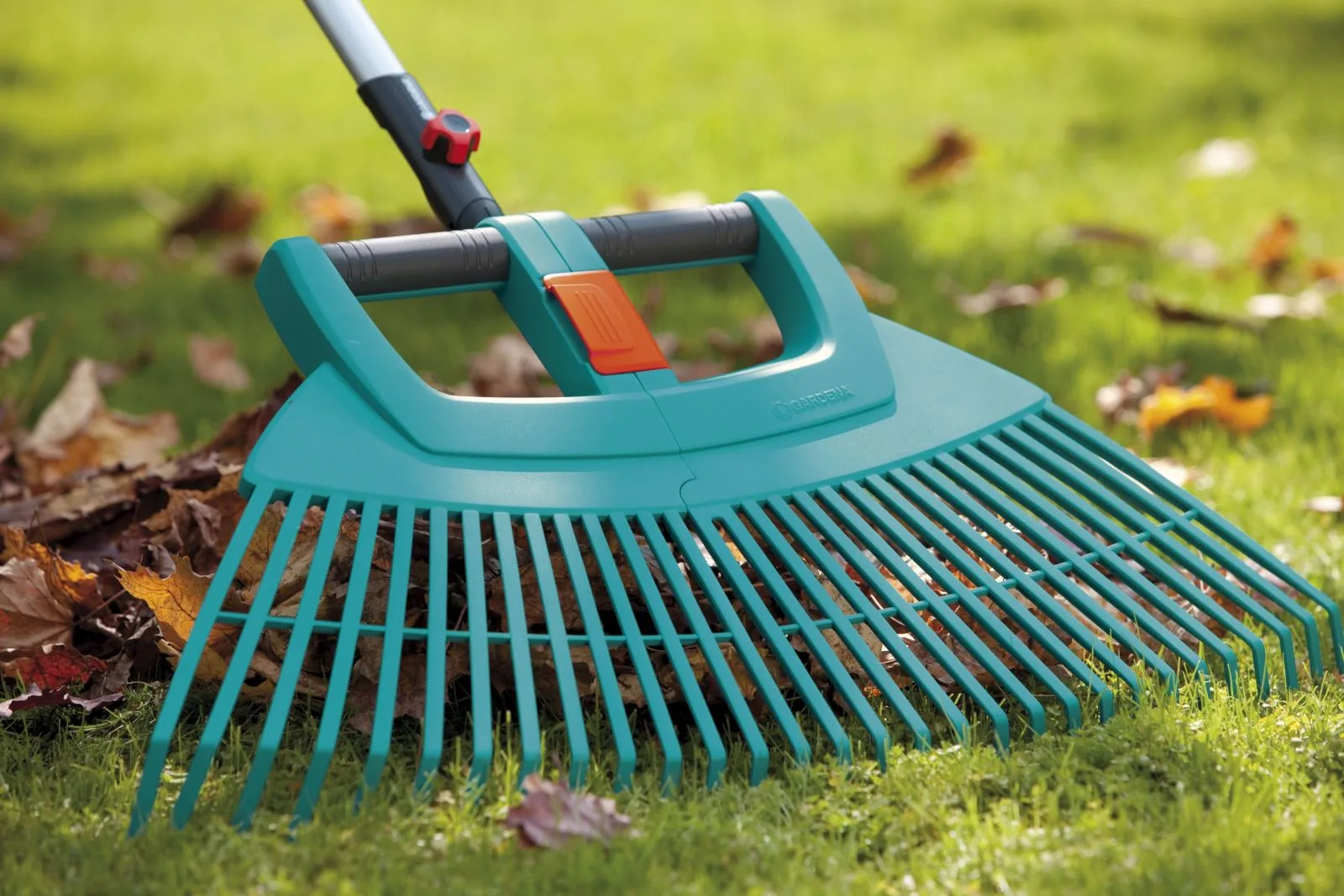 Đầu cào cỏ và lá 77 cm Gardena 03107-20