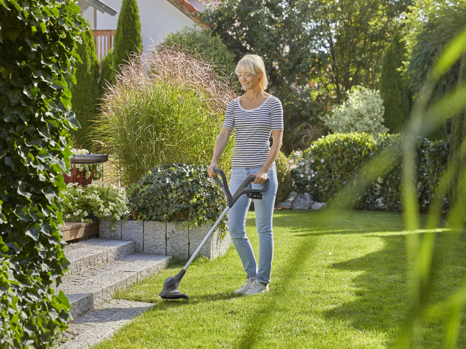Máy cắt cỏ chạy pin SmallCut Gardena 14702-55 (Không bao gồm pin)