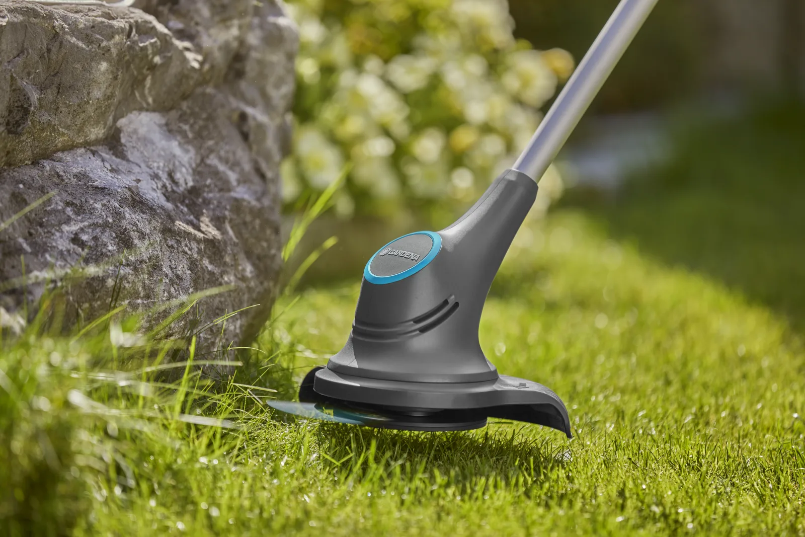 Máy cắt cỏ chạy pin SmallCut Gardena 14702-55 (Không bao gồm pin)