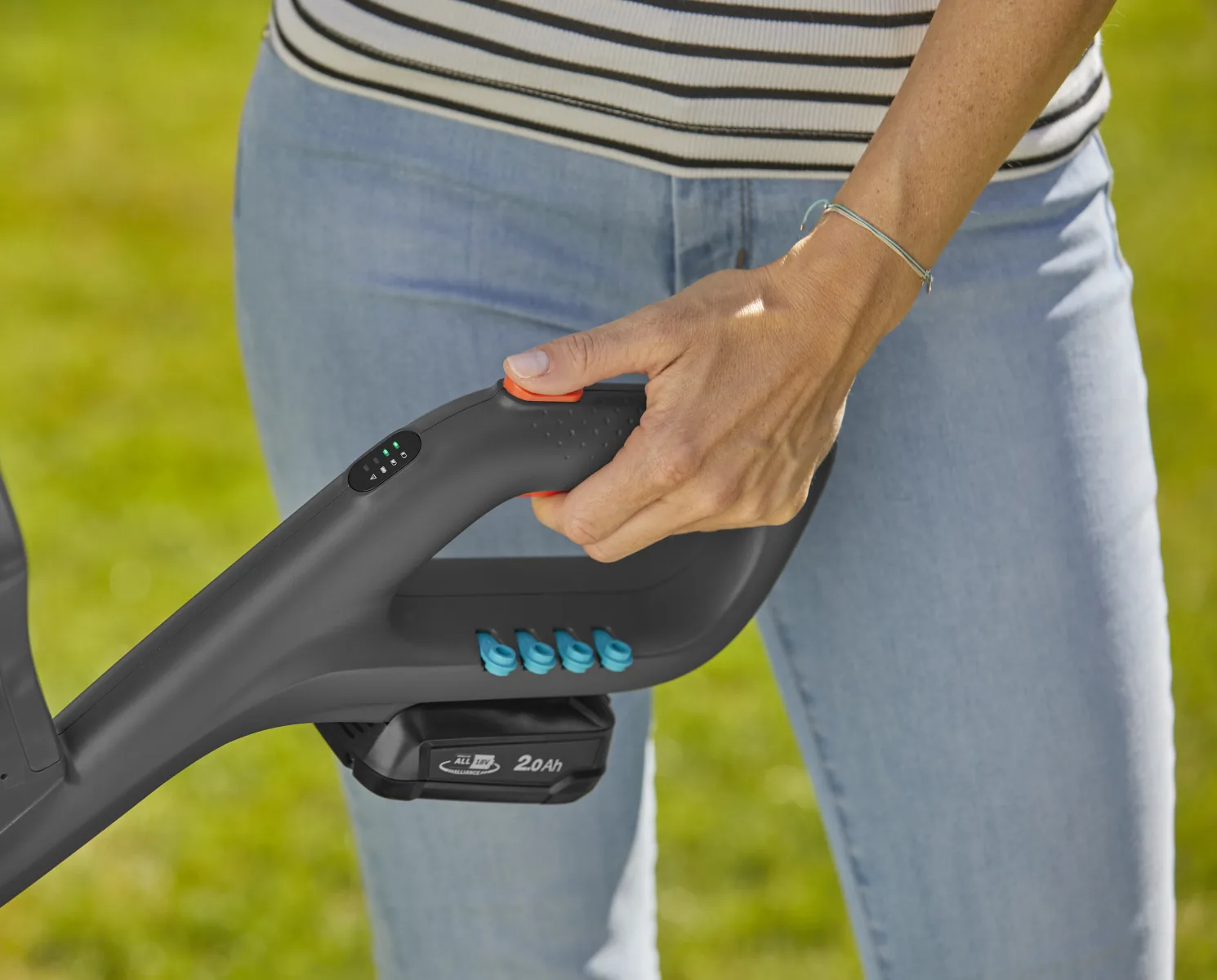 Máy cắt cỏ chạy pin SmallCut Gardena 14702-55 (Không bao gồm pin)
